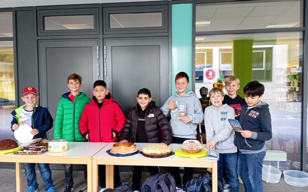 Schüler verkaufen Kuchen für den gemeinnützigen Verein Galana River School Project